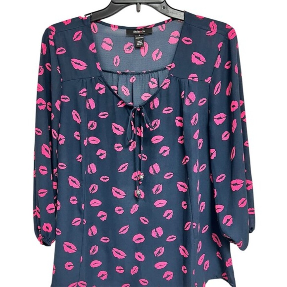 Style & Co Blouse Womens Size S Navy Pink Lip Print Tie Neck 3/4 Sleeve